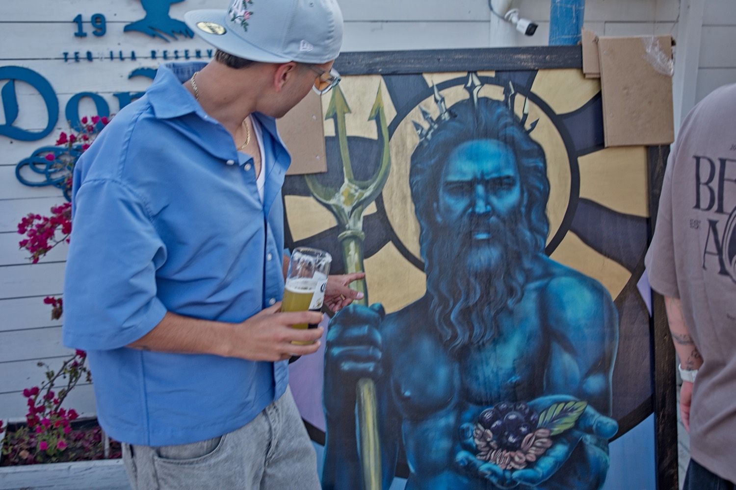 Cuadro pintado en la barra, con açaí en las manos de la figura