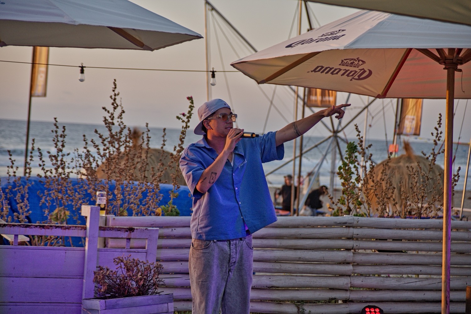 Presentación en vivo en la terraza de Jeró, frente al mar de Maitencillo