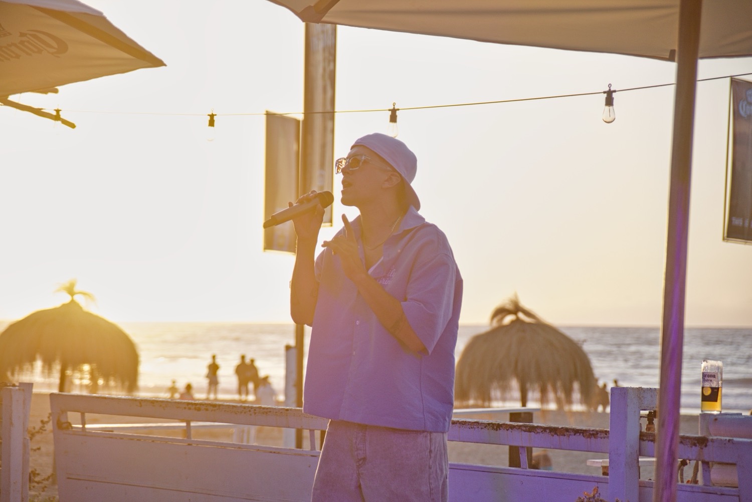 Set de música en vivo al atardecer en la barra de Maitencillo
